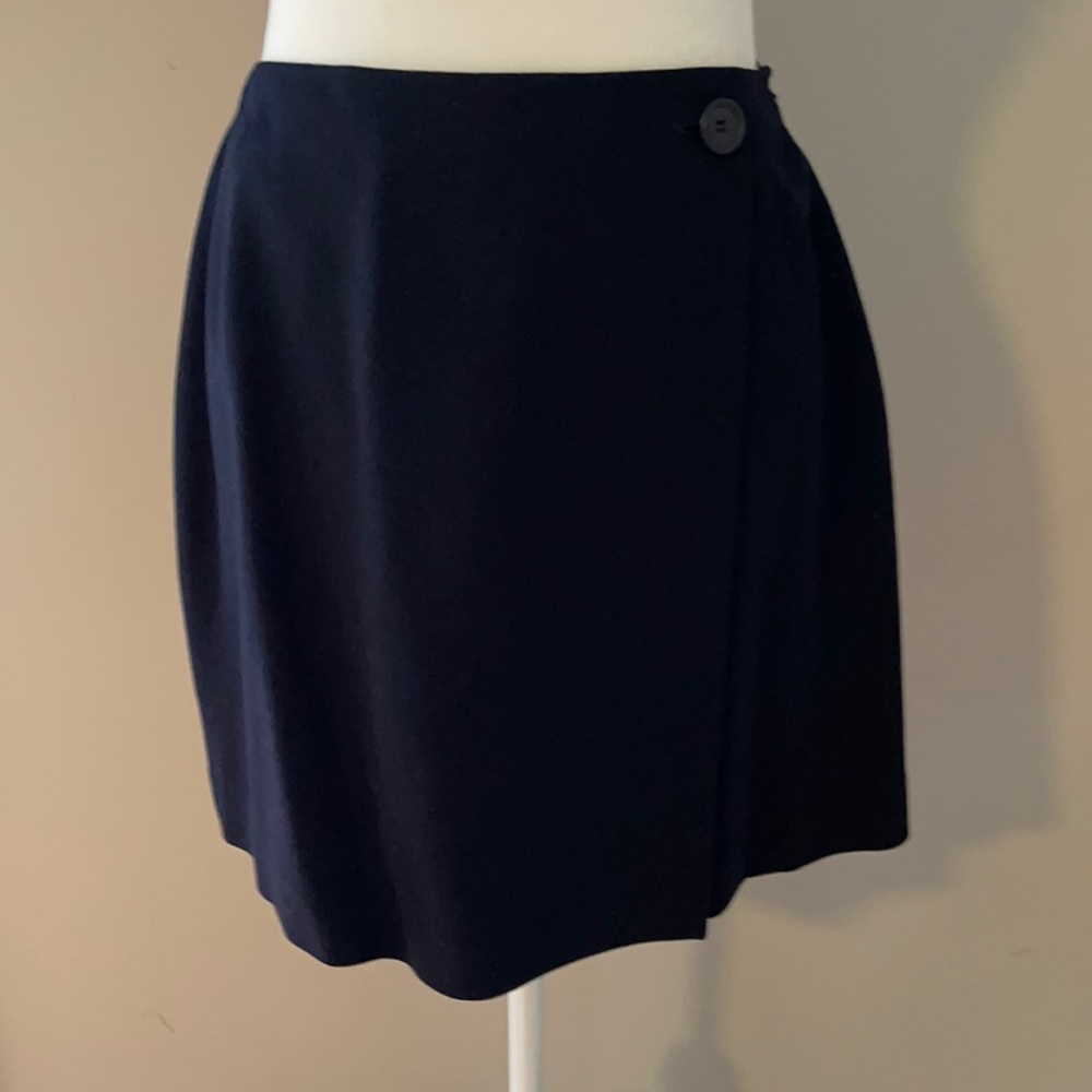 Black mini skirt side zipper INC brand size 6 100% wool, Acetate lining